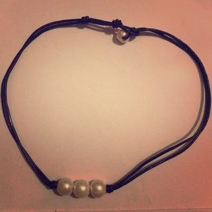 Pearl choker with black string/outline